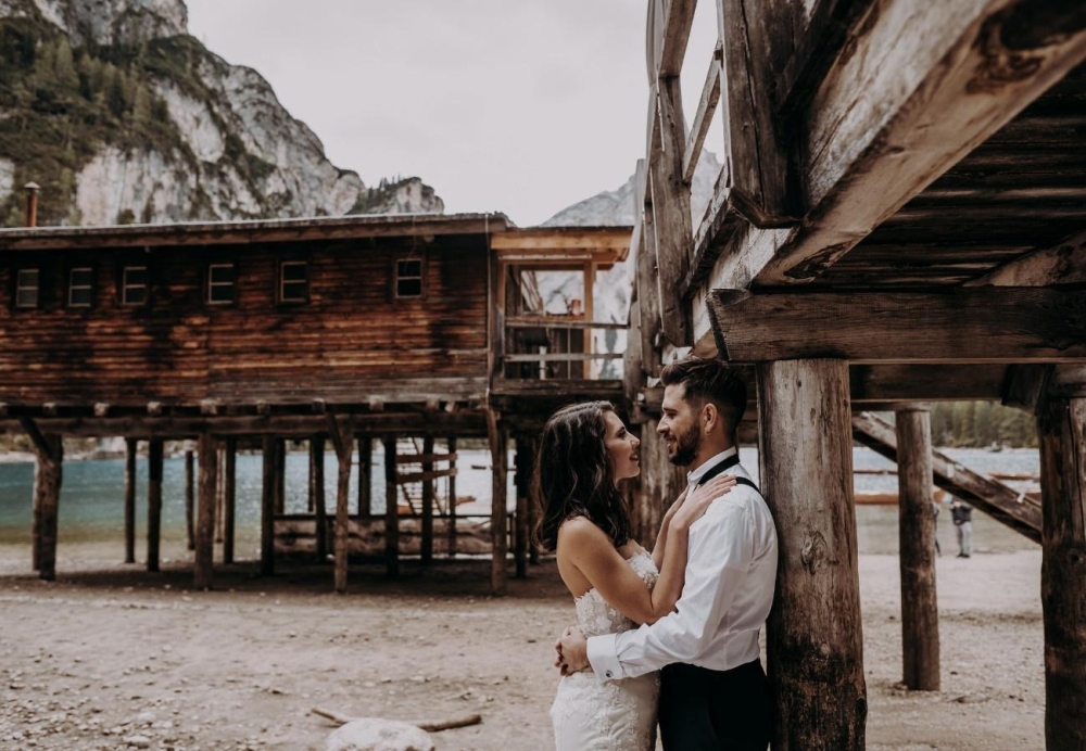 Destination wedding photographer lago di braies