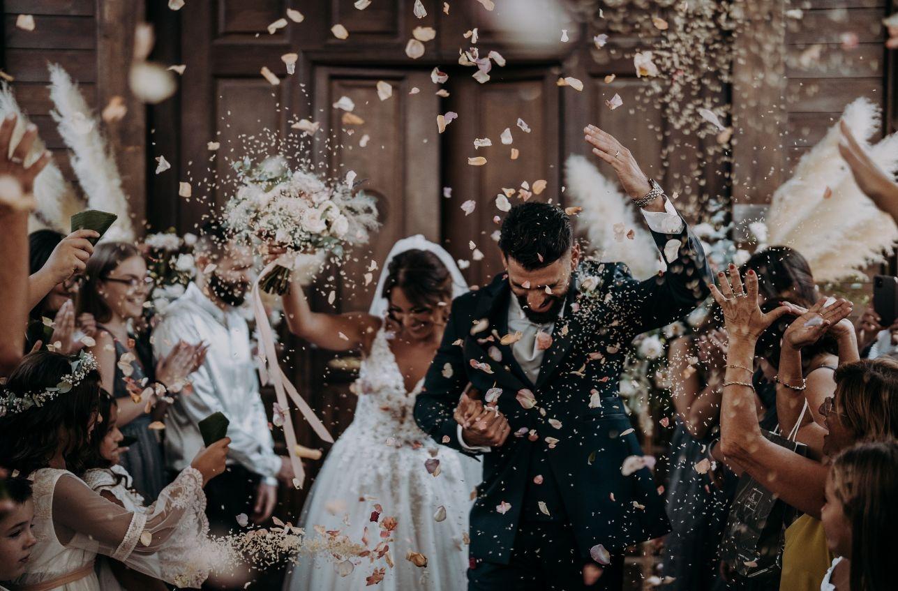 due fotografi durante il matrimonio