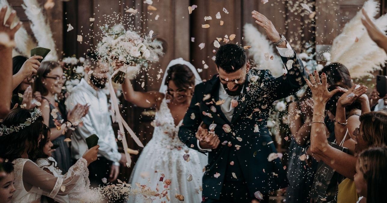 due fotografi durante il matrimonio