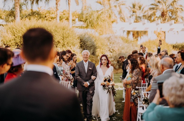 Un matrimonio civile all'aperto: l'amore si celebra tra natura e libertà