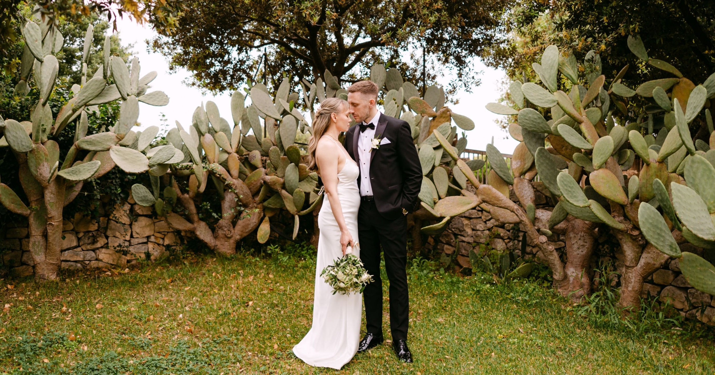 Come gestire il caldo durante un matrimonio estivo all’aperto?